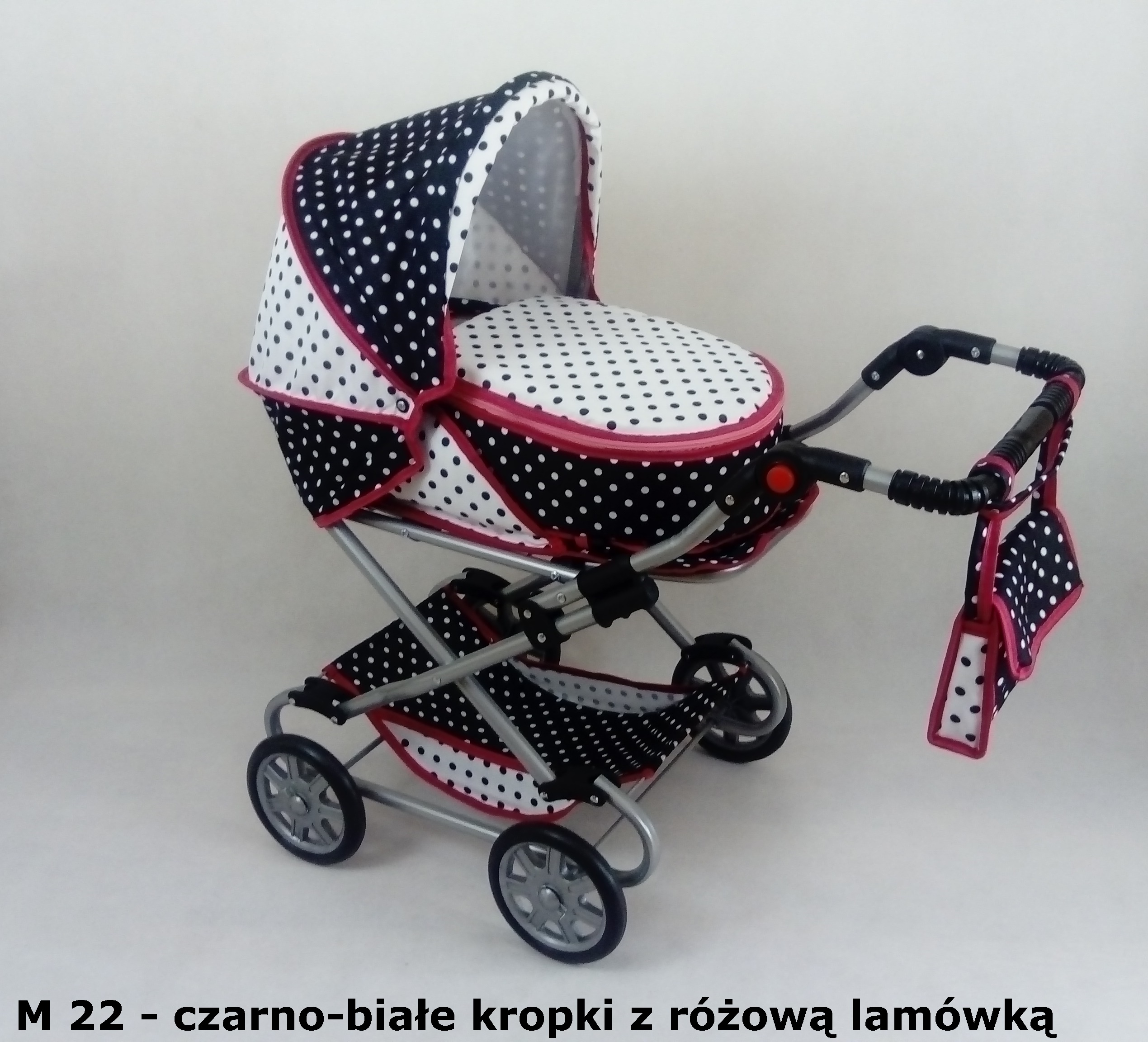 Wózek dla lalek głęboko-spacerowy MONIKA M21 czarno-białe kropki z czerwoną lamówką - obrazek 2